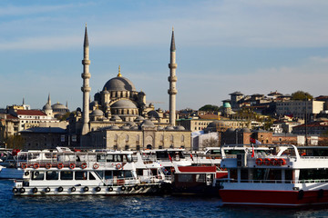 Fototapeta na wymiar Yeni Camii, The New Mosque, Istanbul, Turkey