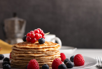 pancakes with raspberries and blueberries