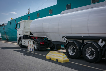 Suministro de combustible a ferry