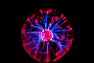 elektrisches Plasma in einer Glaskugel, mit Blitzen