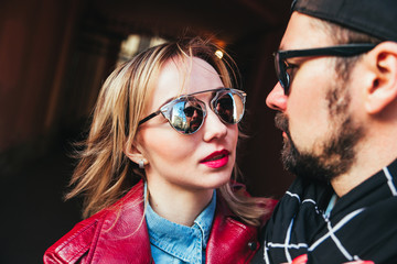 Obraz premium Piękna para brodaty mężczyzna i blond młoda kobieta w okularach przeciwsłonecznych