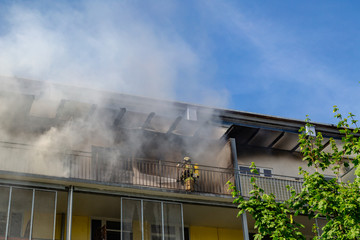 Berlin, 08.06.2018 ein Wohnungsbrand wird von der Feuerwehr gelöscht (redaktionell)