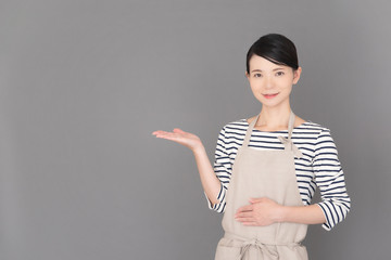 エプロンの女性