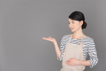 エプロンの女性