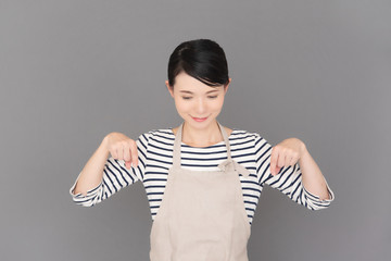 エプロンの女性