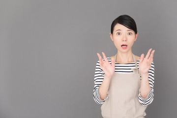 エプロンの女性