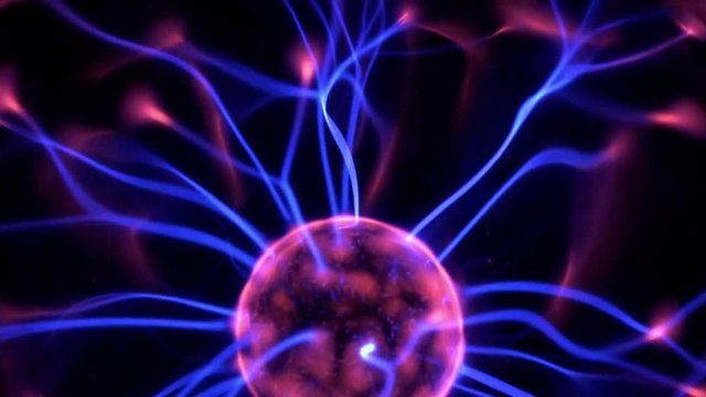 elektrisches Plasma in einer Glaskugel, mit Blitzen