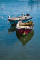 Romantische Fischerboote in einem Hafen in Südengland