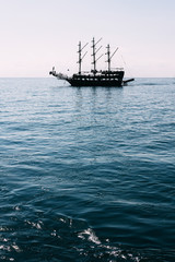 Obraz premium an old ship in the calm sea