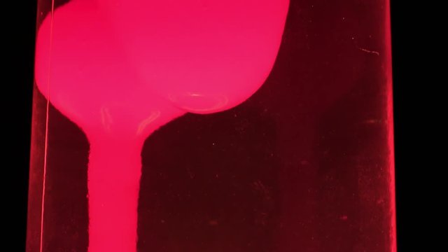 eine Lavalampe vor schwarzem Hintergrund