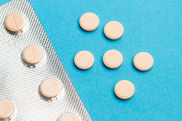 Medicamentos pastillas en blister sobre fondo azul liso. Vista superior. Concepto: Salud Medicina