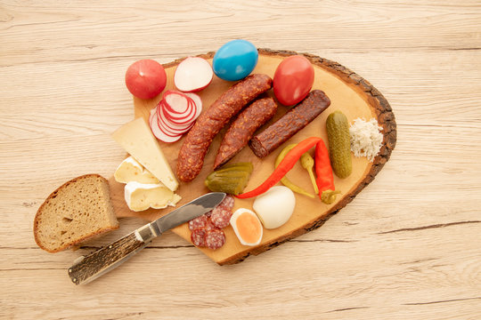  tradition&auml;lle Brettlause zur Osterzeit am Holzschneidebrett