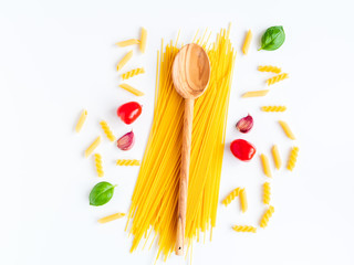 Zutaten für Spaghetti mit Tomaten und Knoblauch, italienische Küche, weißer Hintergrund