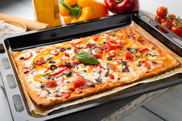 Pizza fatta in casa con peperoni 