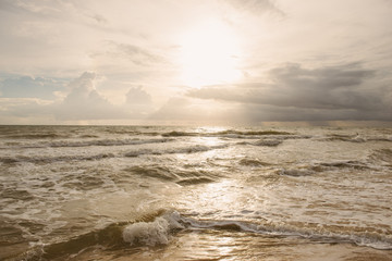 Obraz premium Beautiful sea wave and sky at sunset