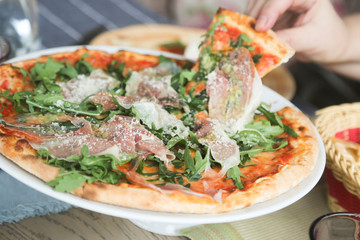 Delicious prosciutto pizza