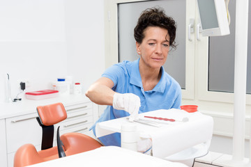 Zahnarzthelferin bereitet die Instrumente für eine Behandlung vor