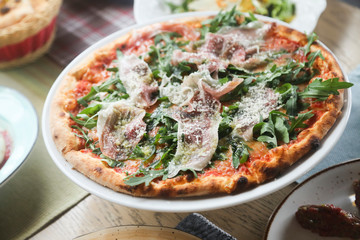 Delicious prosciutto pizza