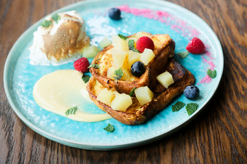 French toast with berries