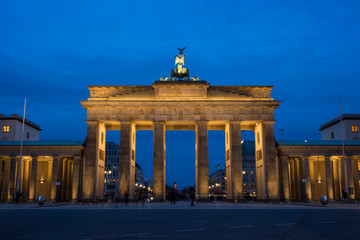 Obraz premium Famous illuminated neoclassical Brandenburg Gate (Brandenburger Tor) in Berlin, Germany, in the evening.