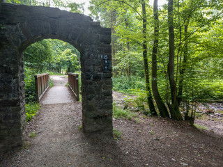 Torbogen nahe einer Brücke in der Natur