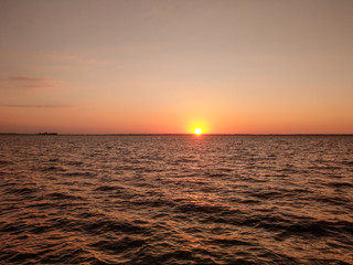 Obraz premium Sonnenuntergang über einem See / dem Steinhuder Meer