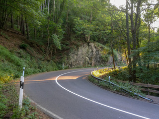 Sonnenschein auf einer kurvigen Straße