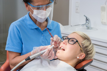 Frau bei einer Zahnreinigung in der Zahnarztpraxis