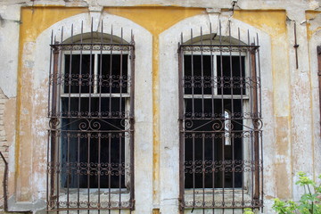 Fototapeta na wymiar abandoned house's windows