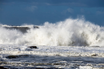 Obraz premium Ondas do mar em dias de tempestade. Agitação marítima.
