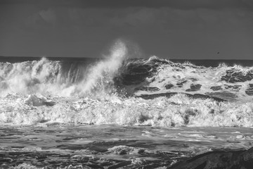 Ondas do mar em tempos de tempestade junto &aacute; costa, a preto e branco.
