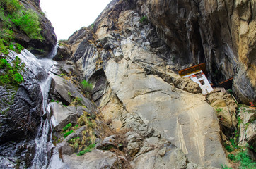 タクツァン僧院と滝