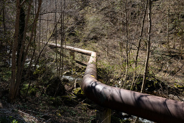 le pipeline passe au dessus de la rivière