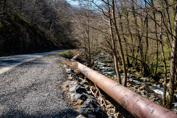 pipeline entre une route et une rivière d' Auvergne