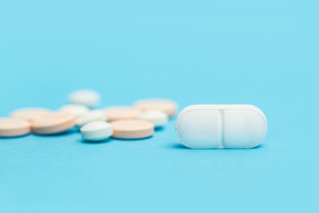 Medicamentos pastillas sobre fondo liso azul. Vista de frente. Copy space. Concepto: Medicina Salud
