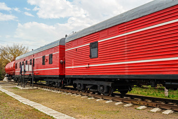 Obraz premium Czerwony pociąg ognia na torze.