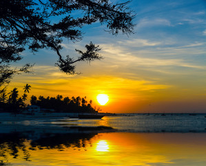 Fototapeta na wymiar sunset over ocean