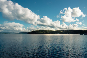 Obraz premium Isla en mar con nubes