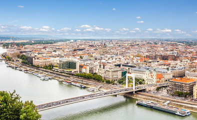 Fototapeta na wymiar Budapeszt stare miasto i rzeka Dunaj widziane z powietrza. 