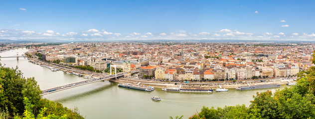 Budapeszt, panorama miasta. Rzeka Dunaj i miasto Budapeszt, widziane z Cytadeli.