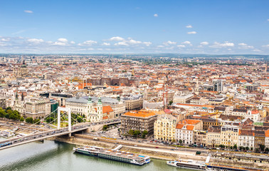 Budapeszt panorama miasta widziana z Cytadeli.  Turystyczna część Budapesztu z rzeką Dunaj.
