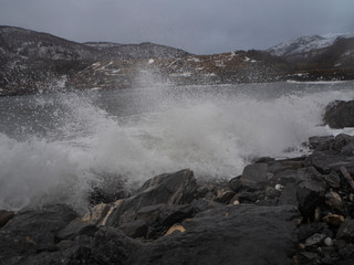 grosse wellen in norwegen sturm