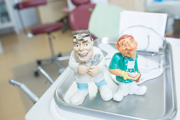 Obraz premium Toy figures of doctors dentists