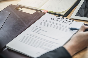 Obraz premium Business man sign a contract investment professional document agreement. Meeting room. Business man signing contract making a deal.