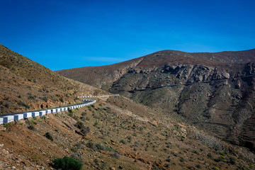 Karge Berglandschaft mit Bergstraße