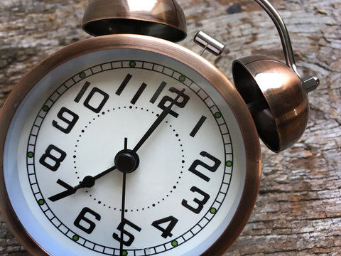 Alarm clock set for 5am but showing 7am 