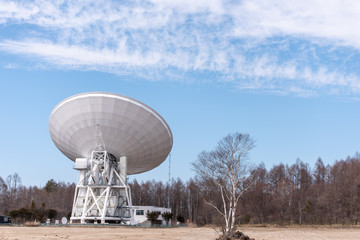 宇宙を観測する電波望遠鏡