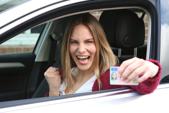 Junge Frau freut sich &uuml;ber ihren F&uuml;hrerschein