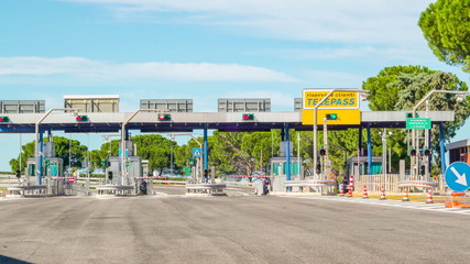 15109_The_express_lanes_on_the_highway_in_Italy.jpg