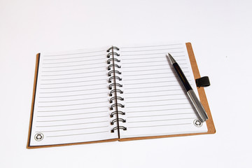 caderno reciclável e caneta 